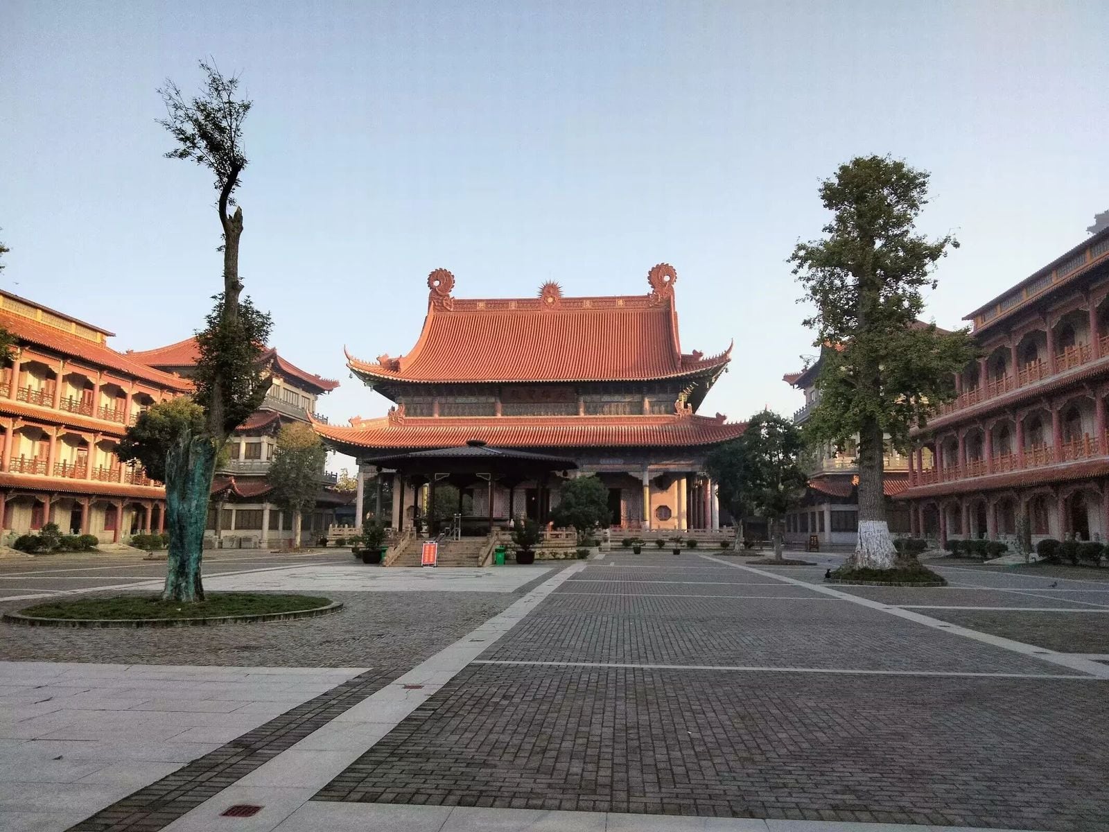 Pátio central do Templo Gaomin, em Yangzhou, com o grande salão de telhado duplo vermelho