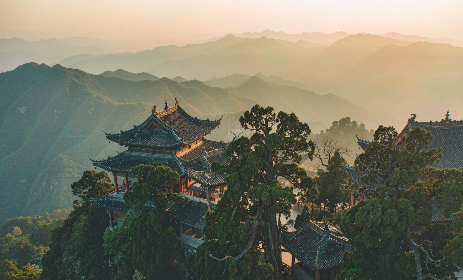 Templo taoísta na Montanha Mao ao amanhecer, com neblina sobre as montanhas de Jiangsu