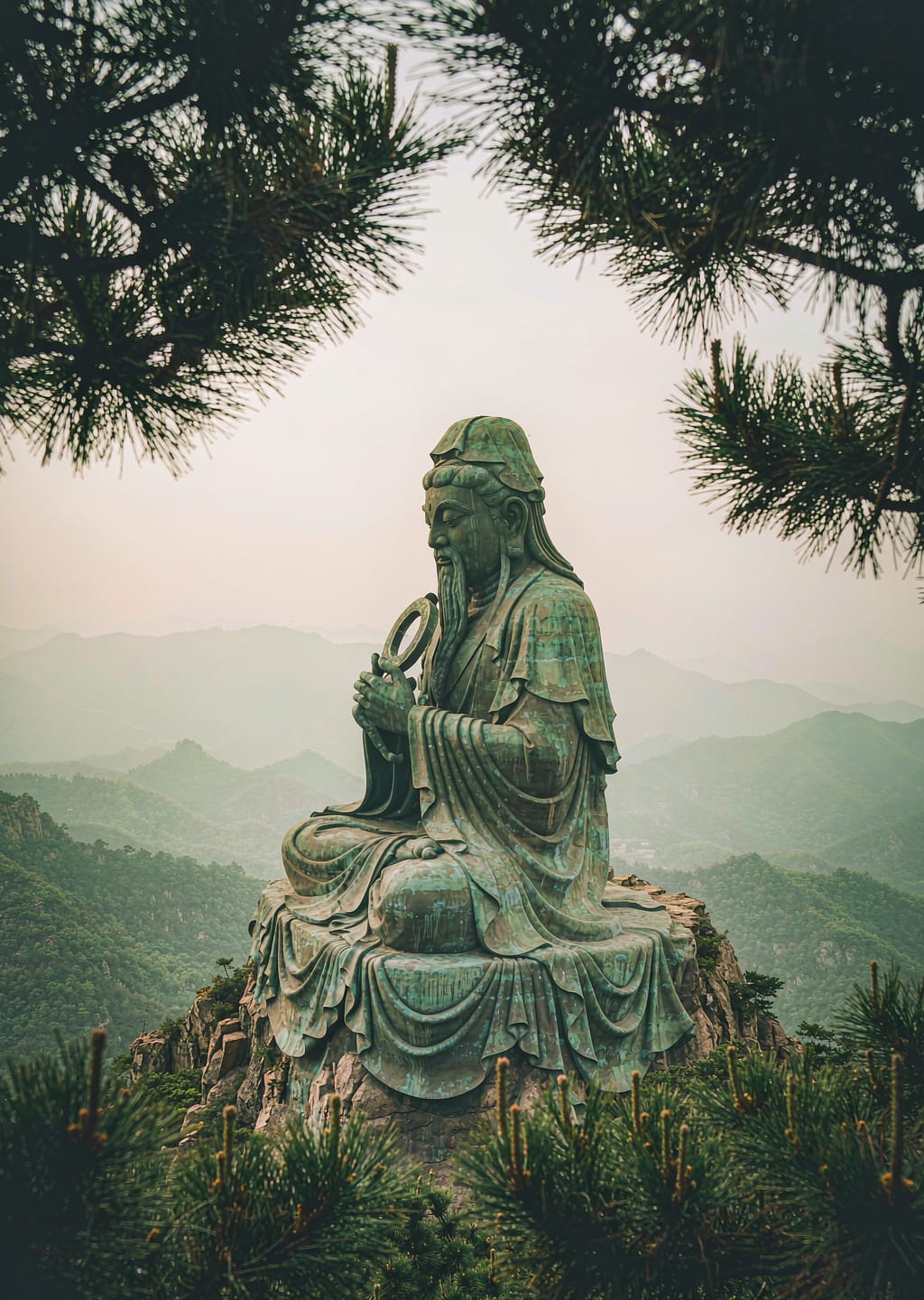 Estátua de bronze de Laozi em meditação, na Montanha Mao