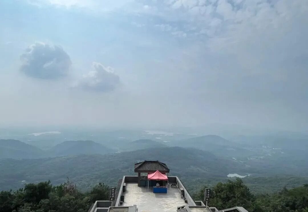 Vista do terraço do pico sobre as serras de Jurong, com neblina