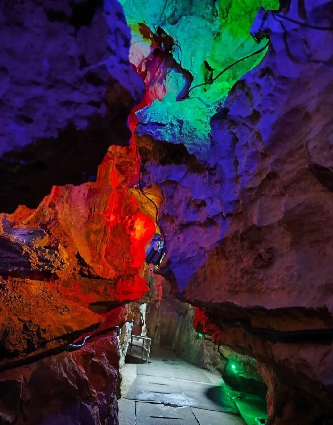 Interior da gruta com iluminação colorida sobre a rocha