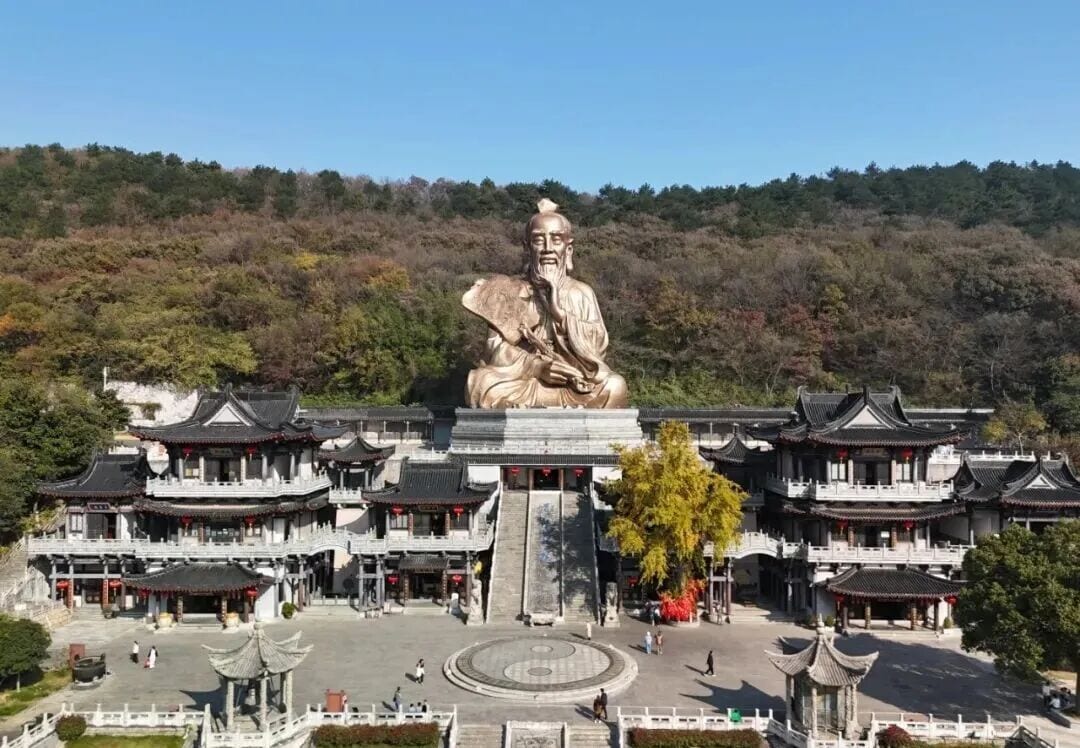 Complexo do palácio do selo com a grande estátua de bronze de Laozi ao fundo